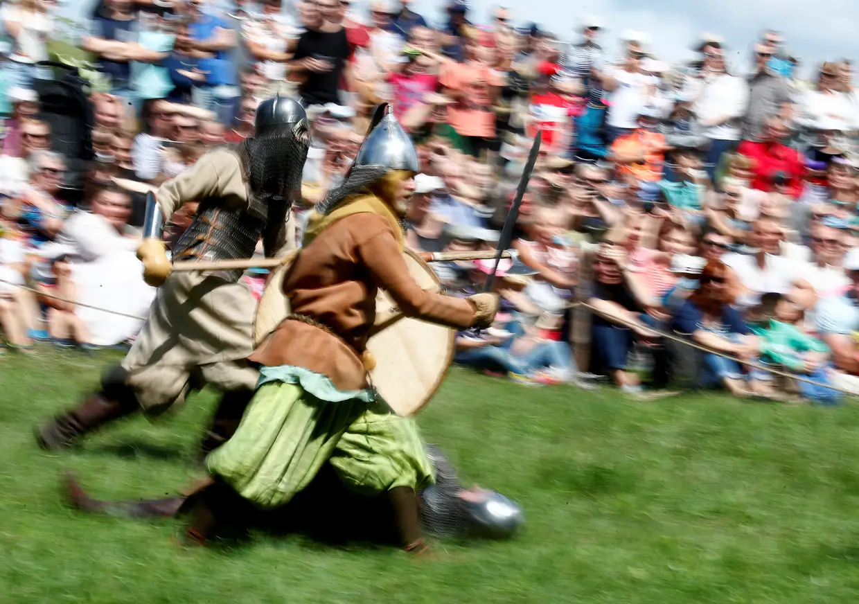 Participantes usam armaduras medievais enquanto participam numa reconstituição de uma batalha medieval durante o Festival Internacional de Arqueologia experimental, na Lituânia