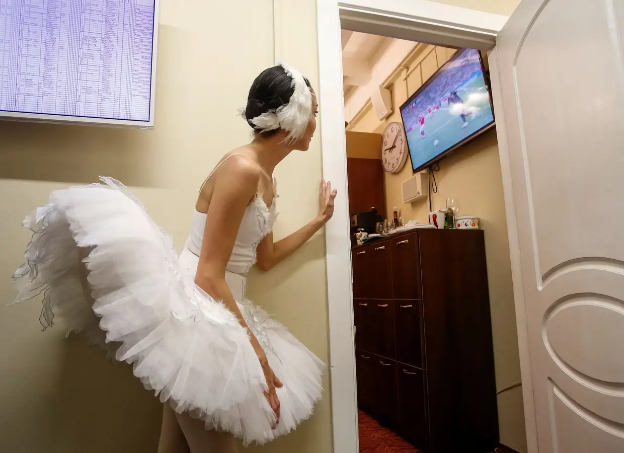 Uma bailarina assiste à transmissão dos quartos-de-final do Mundial, um jogo entre a Rússia e a Croácia no Teatro Mikhailovsky