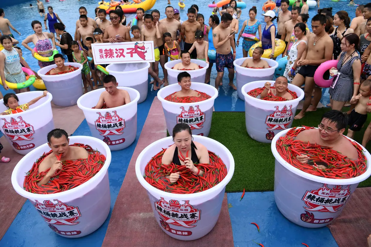 "Desafio do barril picante" num parque aquático em Chongqing, China