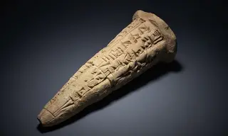 Seixo polido gravado com escrita cuneiforme