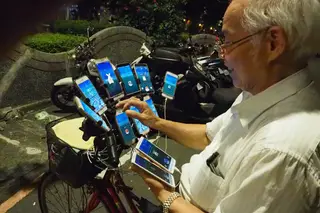 "Tio Pokémon" apanha monstros com onze telemóveis numa bicicleta