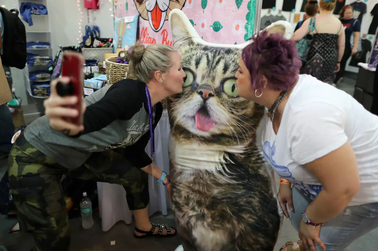 Duas das fãs presentes na CatCon, uma convenção em Pasadena, na Califórnia, em que o gato é o centro de todas as atenções