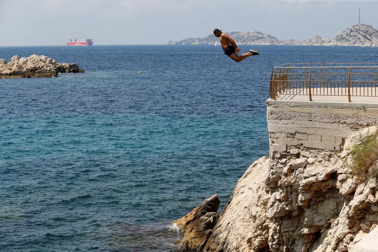 Um salto destemido em Marselha, França