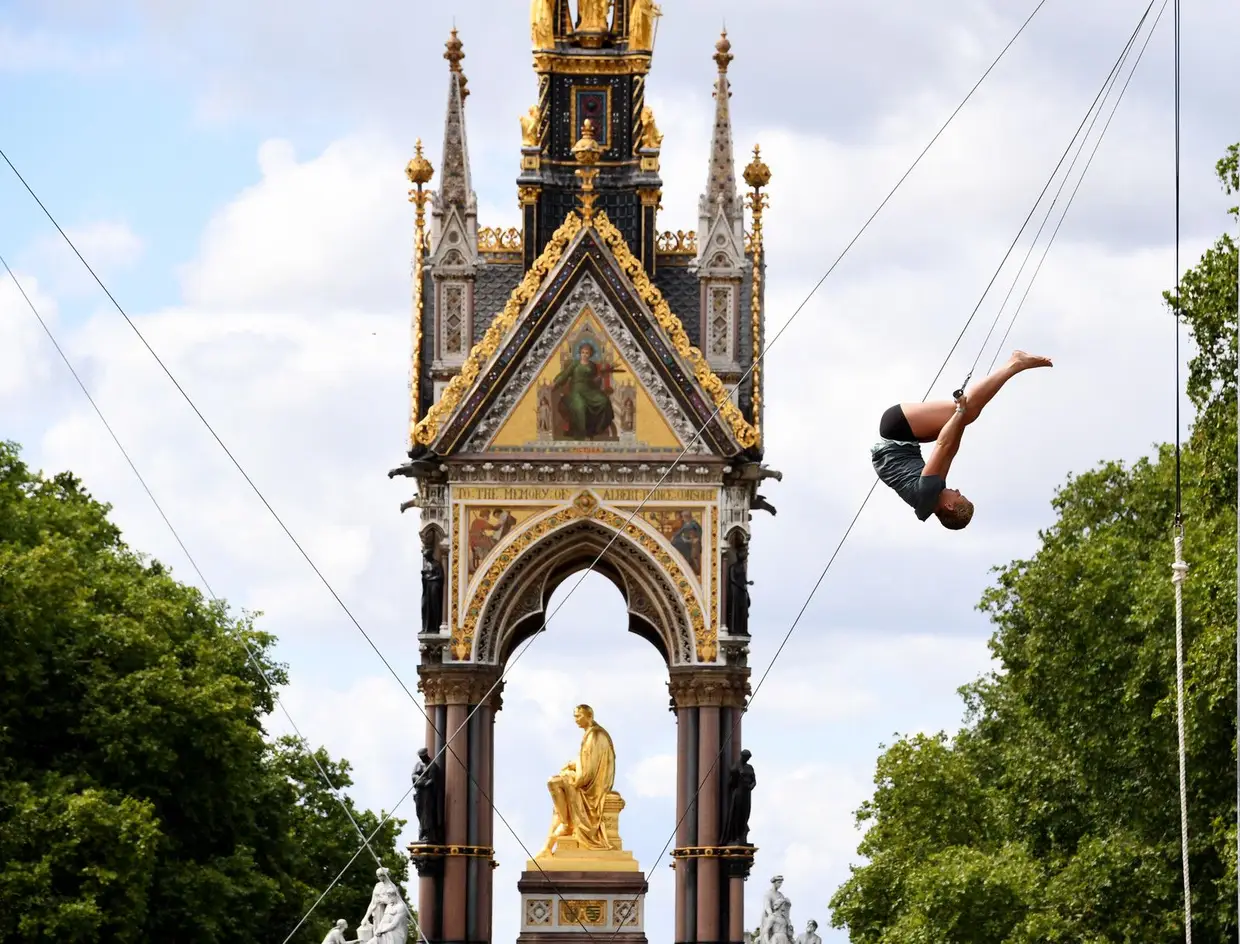 Um jovem pratica num trapézio voador em Londres, Inglaterra