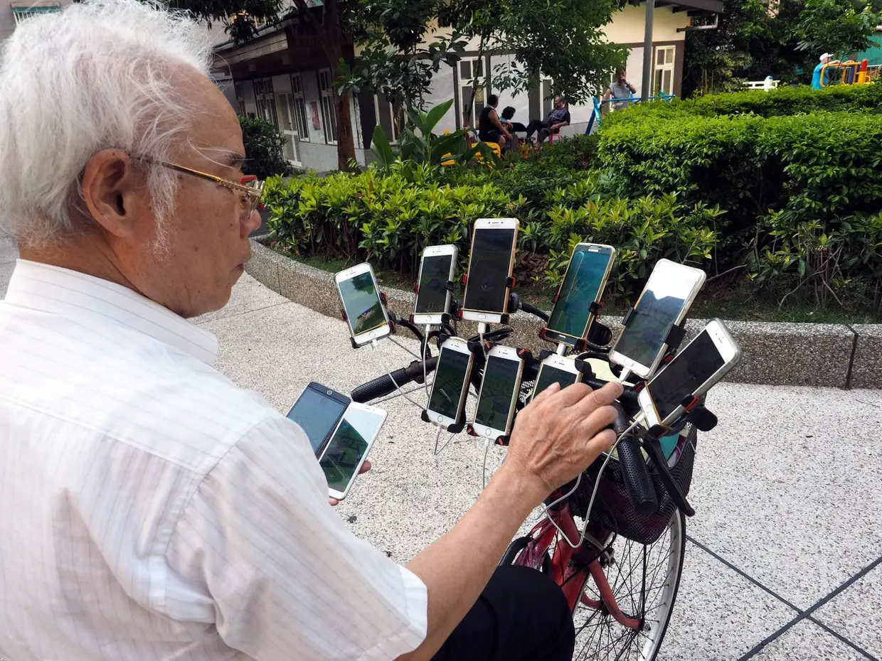 Chen San-yuan, habitante do Taiwan, instalou 11 telemóveis na bicicleta com o objetivo de... caçar pokémons
