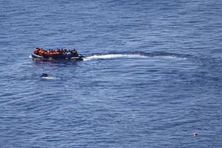 Força Aérea salva 150 migrantes após naufrágio no Mediterrâneo