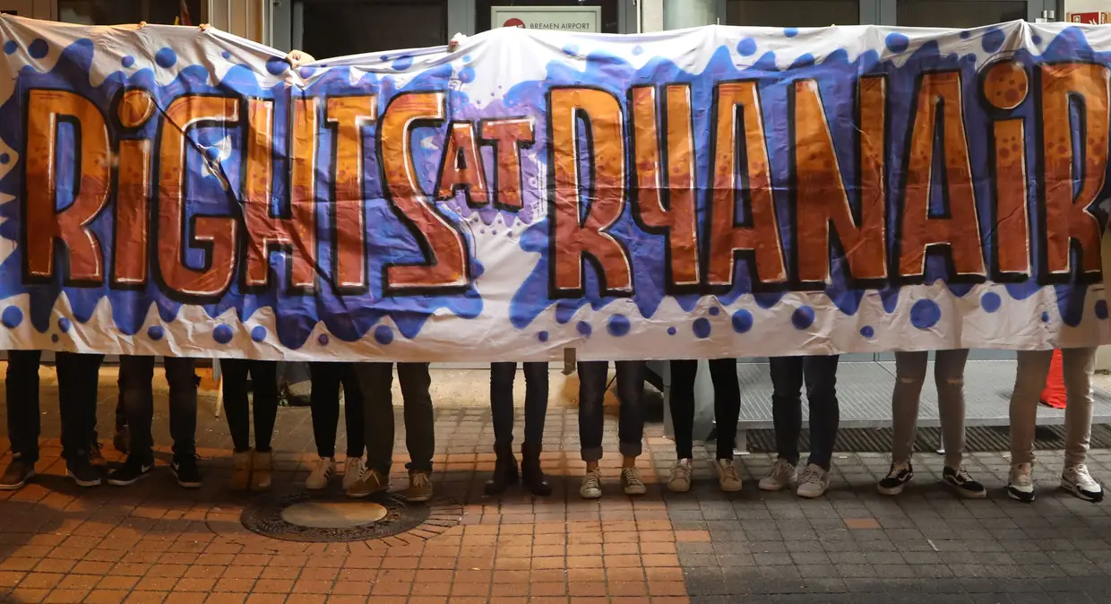 Funcionários alemães da Ryanair protestam, no aeroporto de Bremen, em dia de greve da companhia aérea na Alemanha.