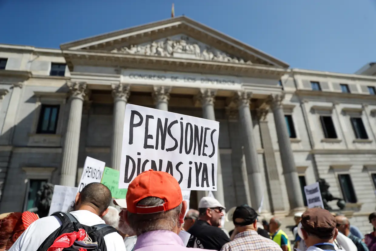 Pensionistas espanhóis protestam por "pensões decentes", em frente ao Parlamento, em Madrid.