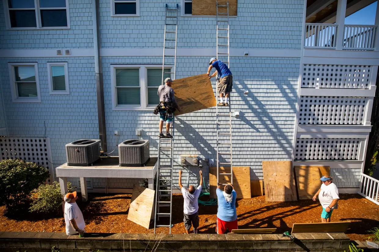 Moradores preparam-se para a chegada do furacão Florence, em Wrightsville Beach, Carolina do Norte, Estados Unidos da América.