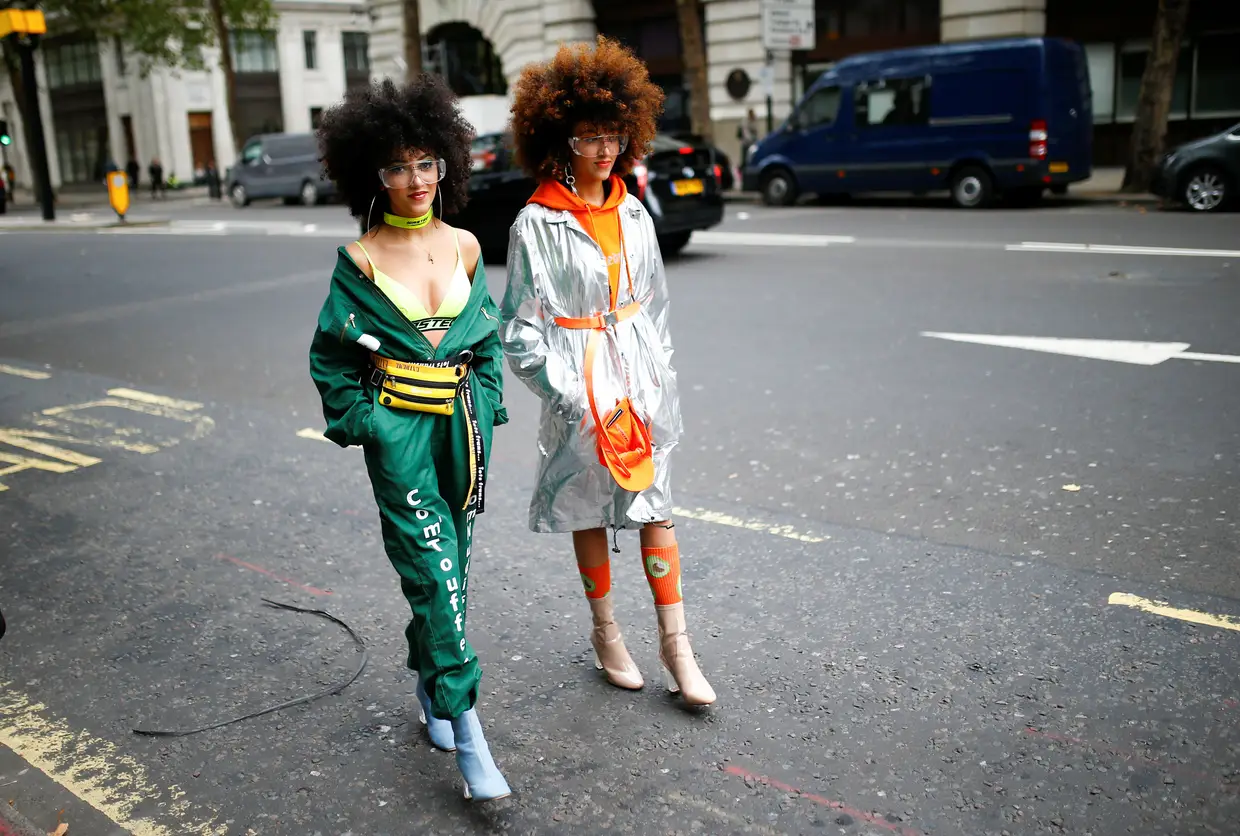 Duas mulheres a caminho da semana da moda em Londres.