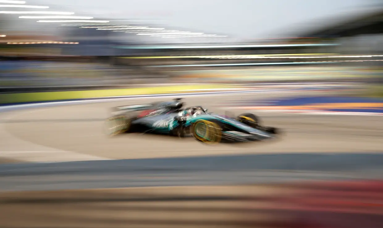 Lewis Hamilton durante o treino de Fórmula 1.