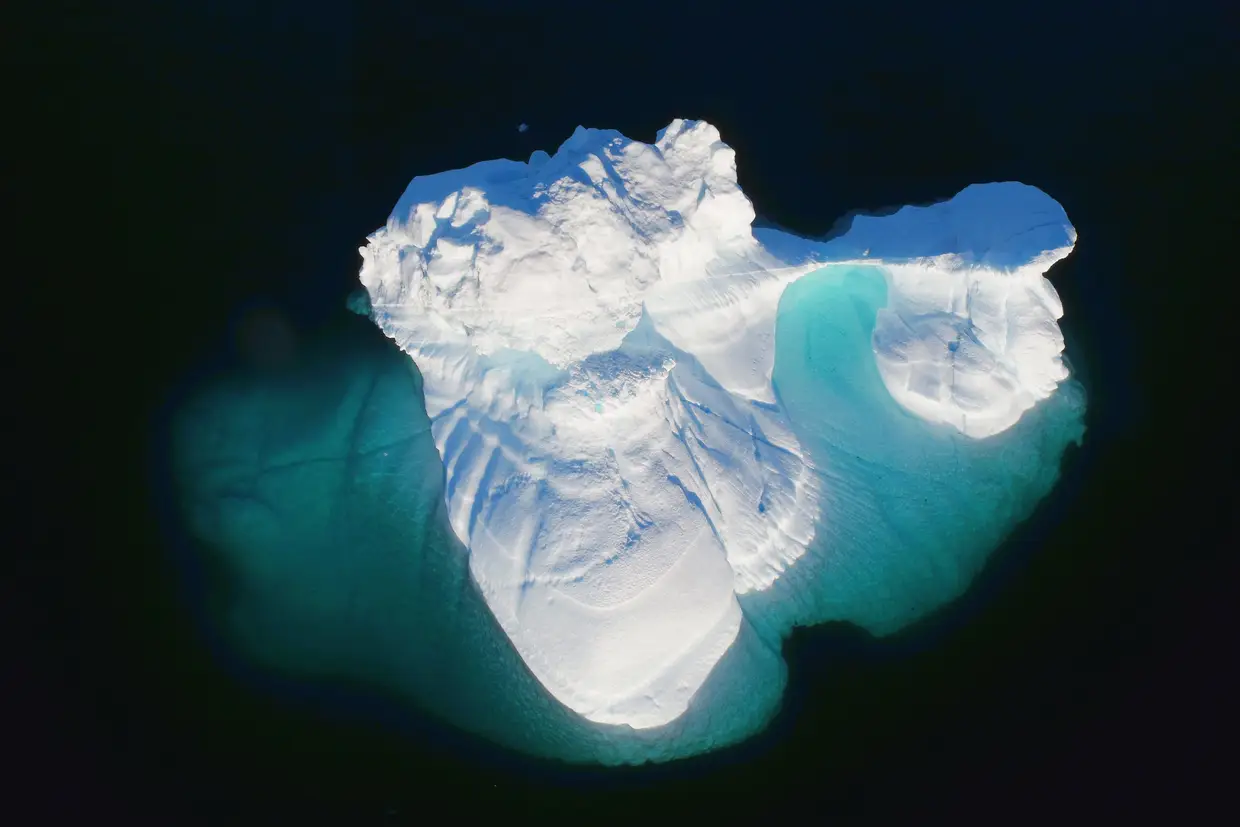 Icebergue flutua num fiorde perto de Tasiilaq, Gronelândia, junho de 2018.