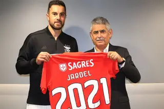 Central brasileiro Jardel renova com o Benfica até 2021