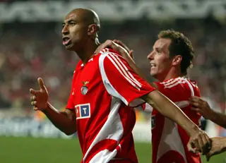 Com Petit na celebração do golo ao Liverpool, na 1.ª mão dos oitavos de final da Liga dos Campeões 2005/2006