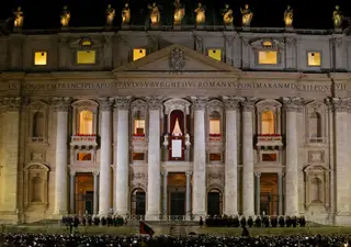 No dia 13 de março de 2013, o Papa Francisco pediu "fraternidade" na Igreja, dirigindo-se aos fiéis reunidos na Praça de São Pedro, no Vaticano. Pouco depois de ser eleito, o novo líder da Igreja Católica surgiu na varanda da basílica de São Pedro.