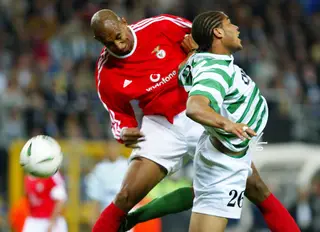 Luisão em ação na 1.ª eliminatória da Taça UEFA 2003/2004, frente aos belgas do La Louvière