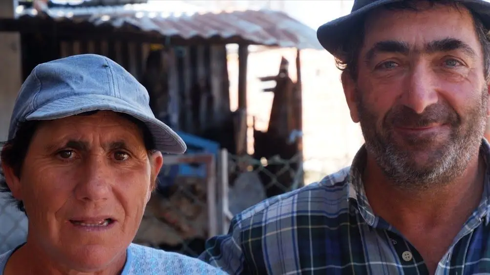 Leonor e António Mota Abrantes, pastores, tencionam reconstruir o barracão que ainda está destruído, logo que tenham possibilidades. Outubro de 2018, Vila Nova de Oliveirinha.