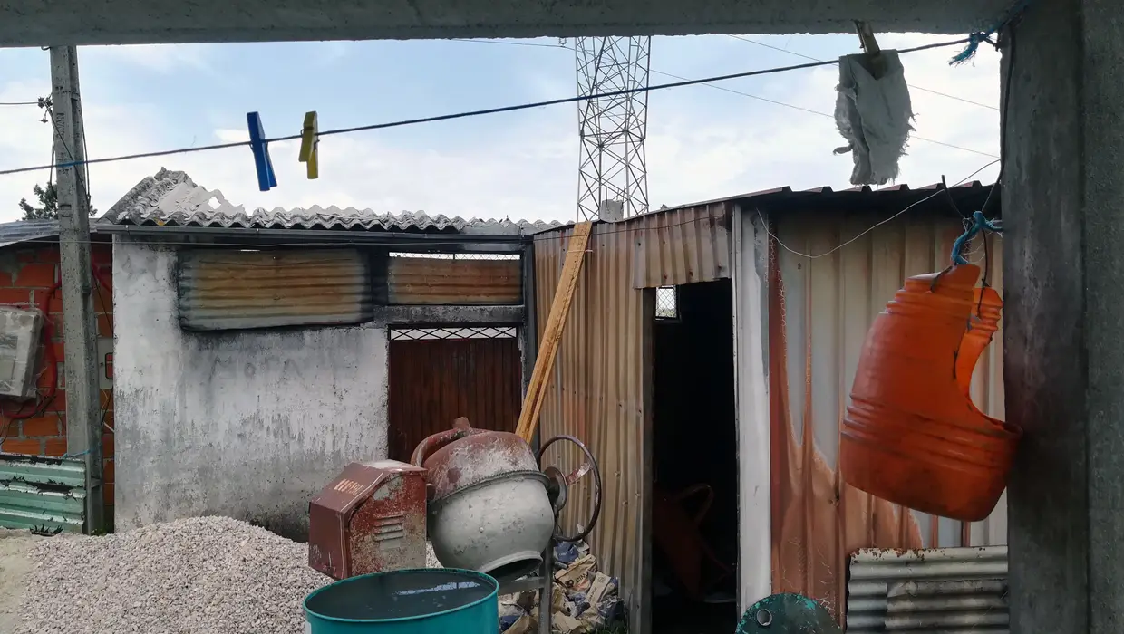 Seis meses depois do incêndio, começaram as obras de reconstrução do primeiro barracão ardido do pastor António Mota Abrantes. Abril de 2018, Vila Nova de Oliveirinha.