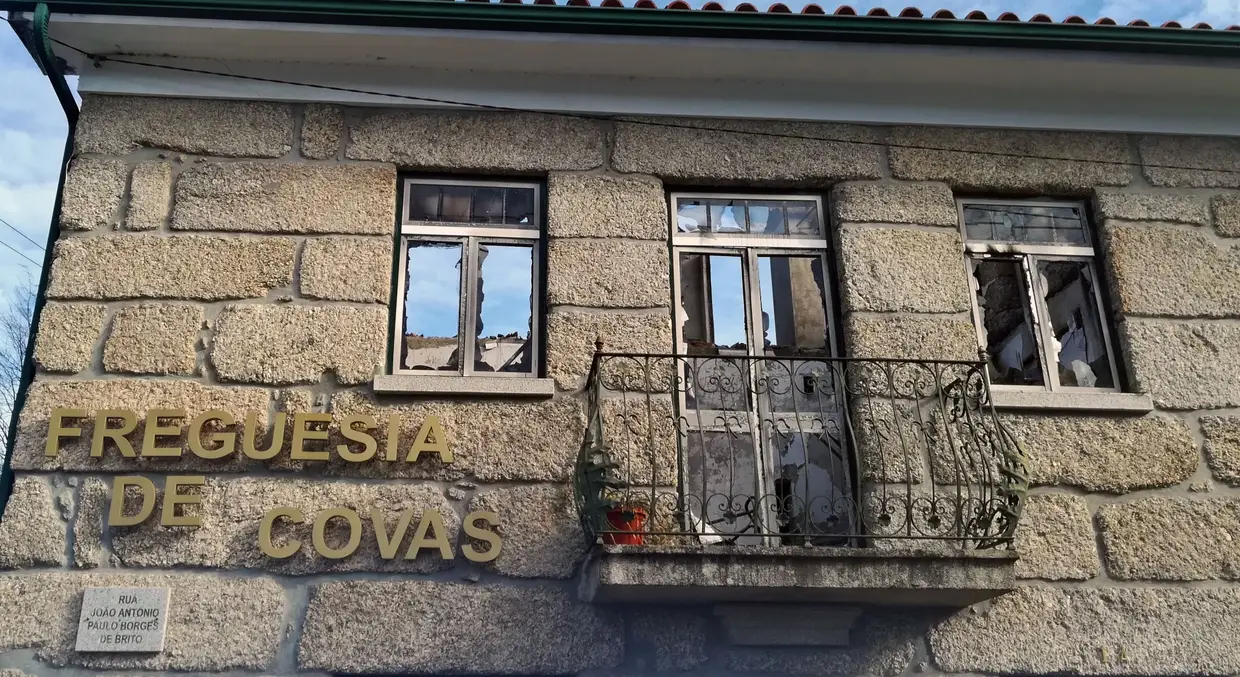O próprio edifício sede da União das Freguesias de Covas e Vila Nova de Oliveirinha ardeu no incêndio de 15 de outubro de 2017. Novembro de 2017, Covas.