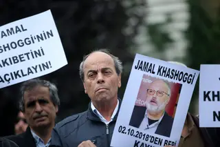 Membros da Associação dos Direitos Humanos da Turquia participam numa manifestação, em frente ao consulado da Arábia Saudita, em Istambul, onde exigem explicações sobre o desaparecimento do jornalista saudita Jamal Khashoggi.