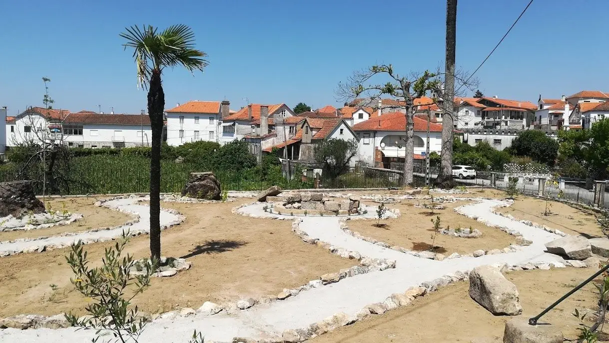 Obras de reconstrução do jardim de Vila Nova de Oliveirinha que tinha sido destruído pelo incêndio em outubro de 2017. As chamas chegaram ao centro da localidade. Julho de 2018, Vila Nova de Oliveirinha.