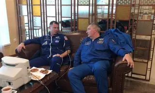 Astronauta da NASA Nick Hague (esq) conversa com o diretor da Roscosmos Dmitry Rogozin (direita) após a chegada atribulada à Terra