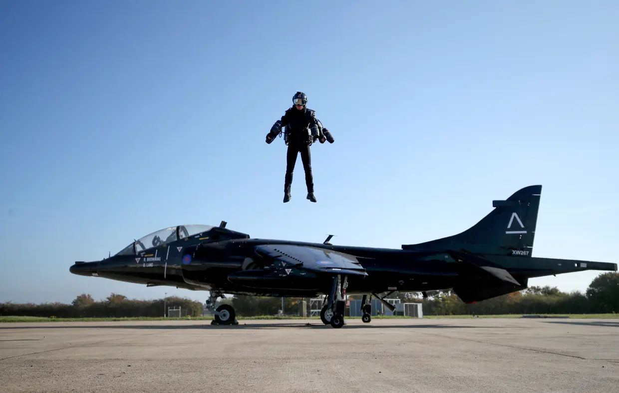 Richard Browning, CEO da empresa Gravity Industries, usa um propulsor a jato durante um voo de demonstração em Bentwaters Park, Woodbridge, Reino Unido