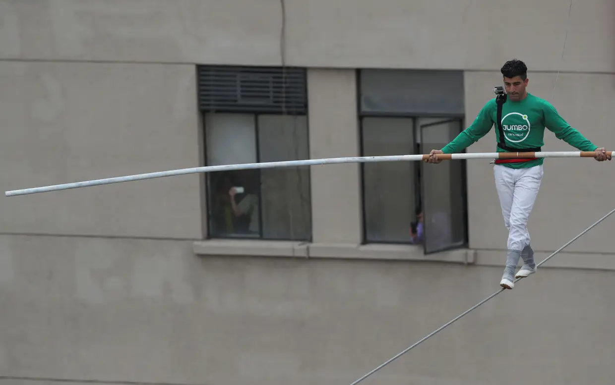 Equilibrista marroquino Mustafa "Danger" em ação na cidade chilena de Santiago