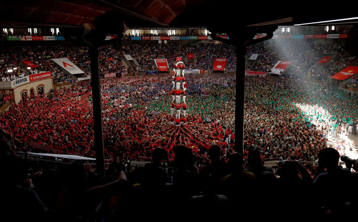 Espanhóis formam as tradicionais "torres humanas". A tradição chamada "castells", com origem no século XVIII, já foi considerada património cultural imaterial pela UNESCO. Homem sobre homem, vence a equipa que conseguir construir o "castelo" mais alto sem cair.