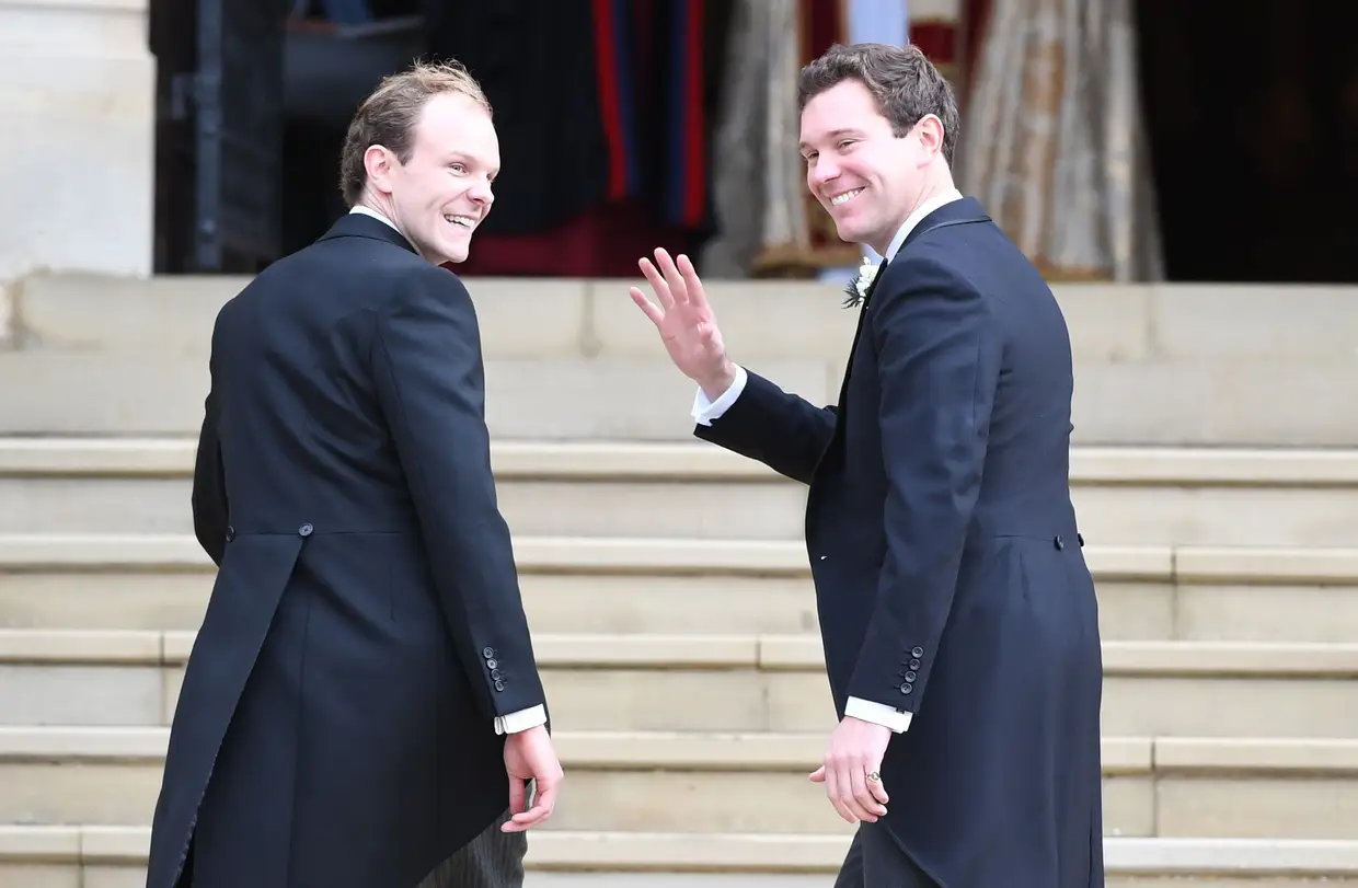 O noivo Jack Brooksbank (direita) à chegada