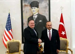 Mike Pompeo com o ministro turco dos Negócios Estrangeiros, Mevlut Cavusoglu