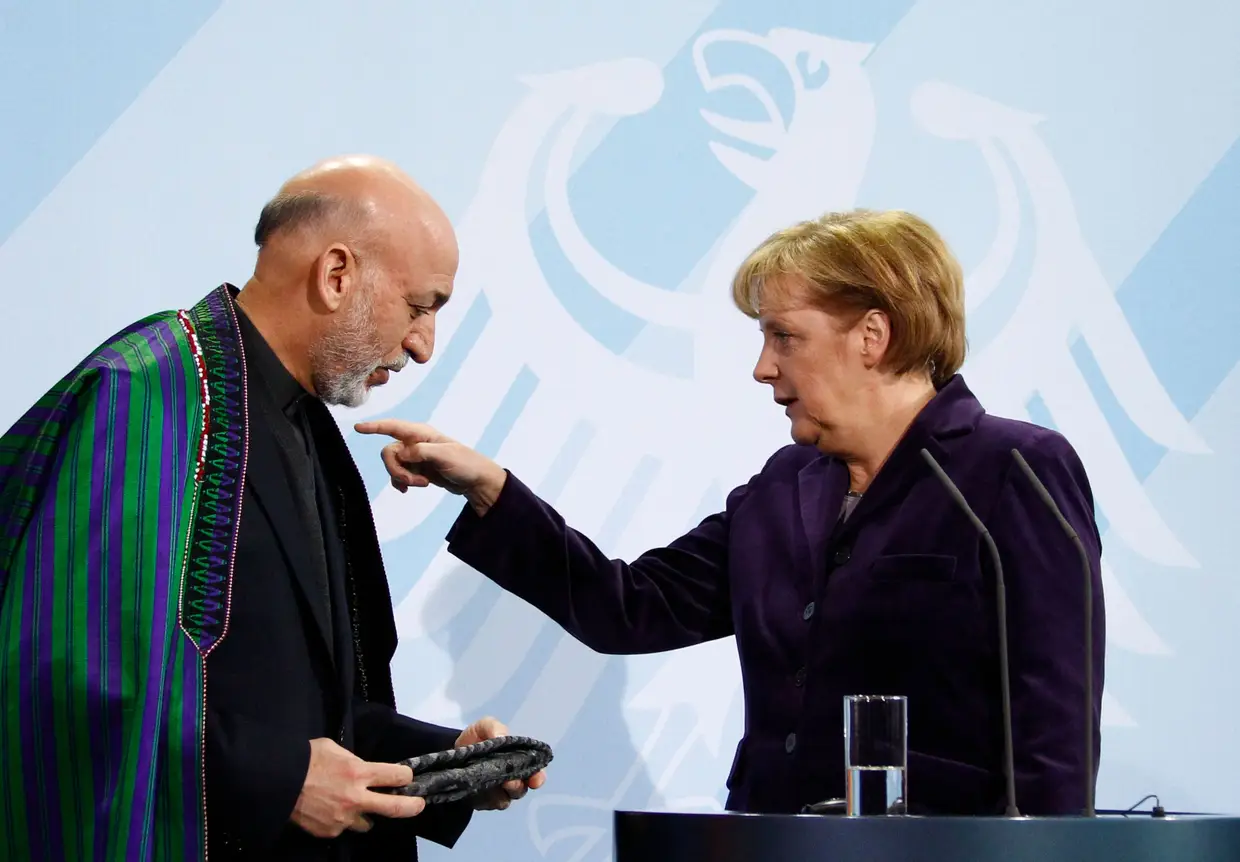 Angela Merkel com o Presidente do Afeganistão, Hamid Karzai, em 2010.