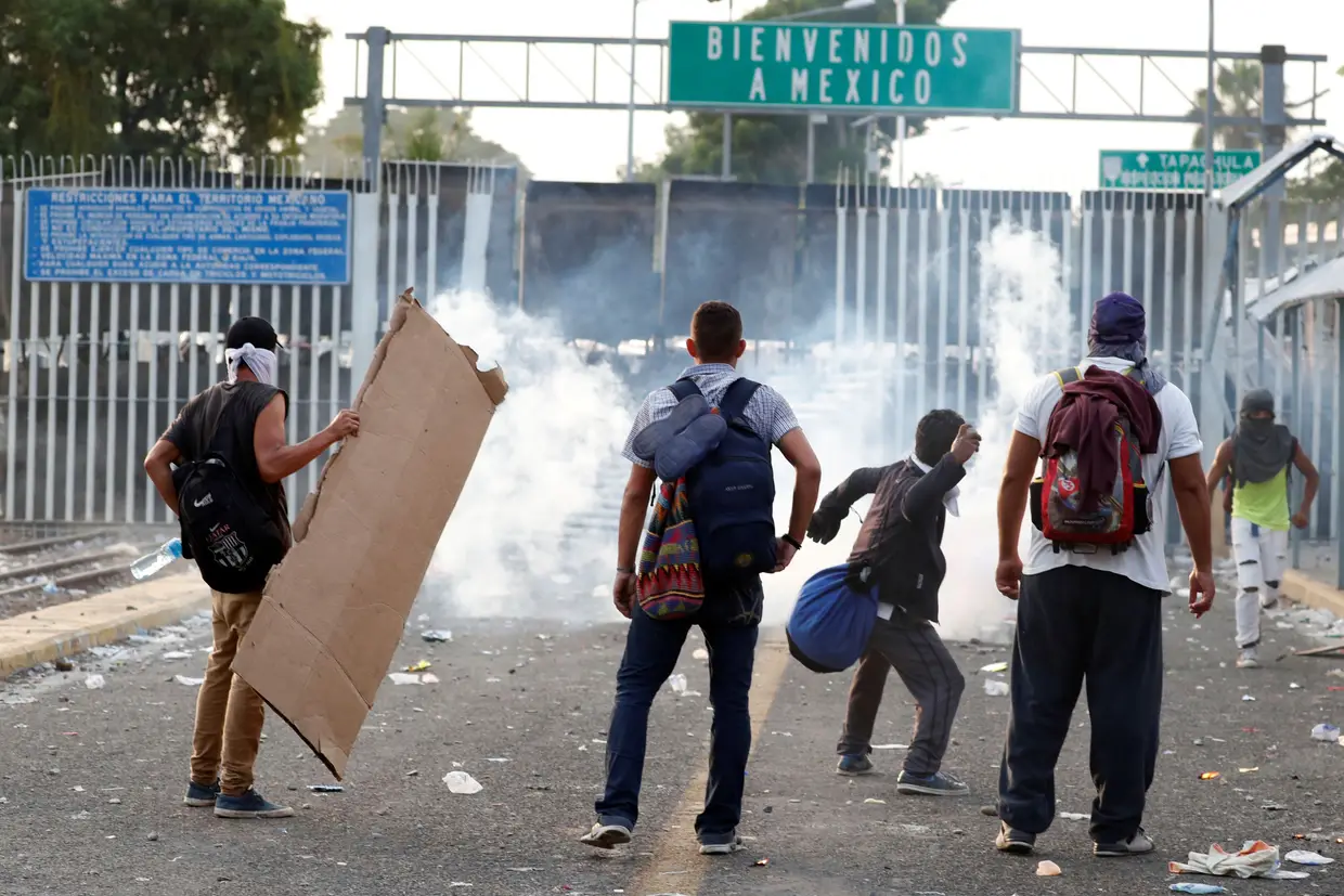 A tensão subiu de tom na fronteira da Guatemala com o México, quando milhares de migrantes, na sua maioria hondurenhos, conseguiram romper uma rede metálica e furar a segurança. Mesmo depois de se envolveram em confrontos com a polícia, muitos dos migrantes conseguiram entrar a correr e a gritar em território mexicano.