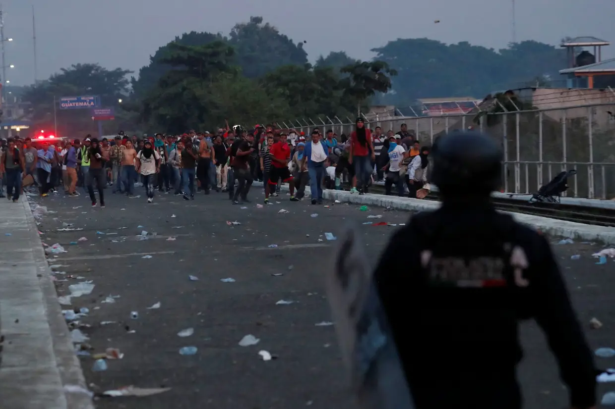 Agentes das brigadas antimotim guatemaltecos lançaram bombas de gás lacrimogéneo contra os migrantes, que, no seu desespero de seguir uma rota até aos Estados Unidos da América (EUA), responderam com pedras e paus.