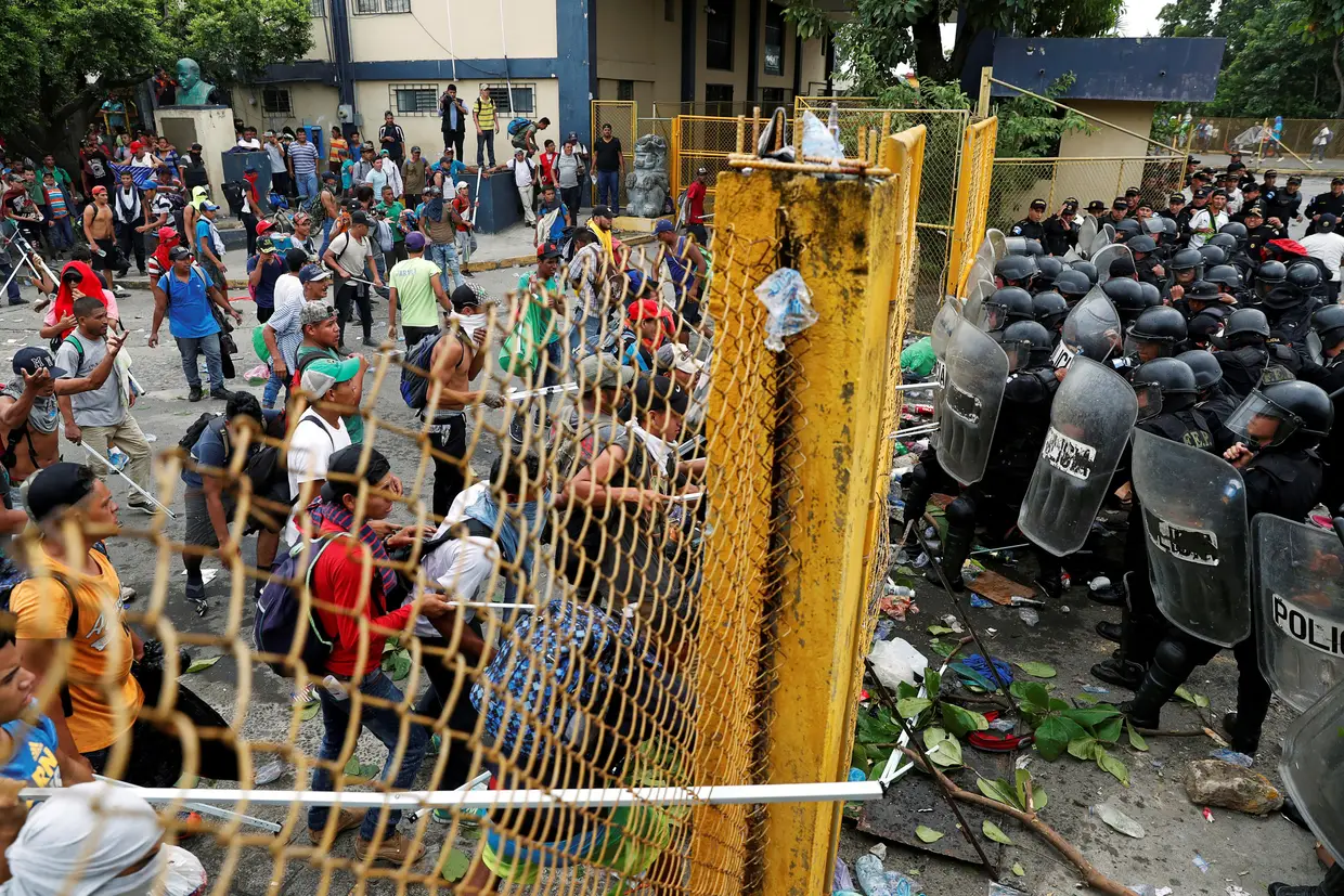 Numa altura em que milhares de migrantes hondurenhos prosseguem uma marcha sem precedentes em direção ao território norte-americano, os EUA anunciaram na sexta-feira passada que estão a mobilizar milhares de militares para reforçar a segurança na fronteira com o México.