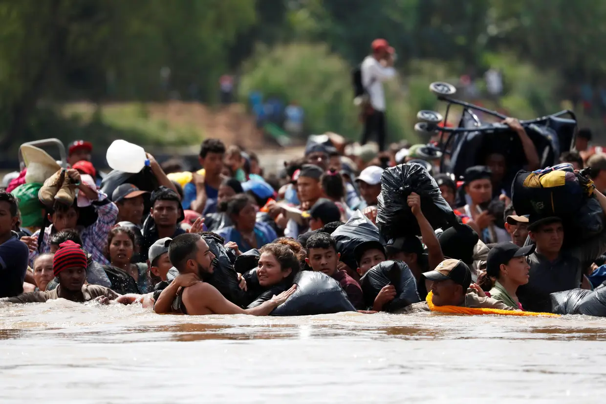 Segundo a Associated Press, pelo menos cinco mil migrantes concentraram-se na zona sul do México a tentar avançar para a fronteira dos Estados Unidos. Do lado da Guatemala outros milhares de migrantes tentam entrar nas fronteiras mexicanas.
