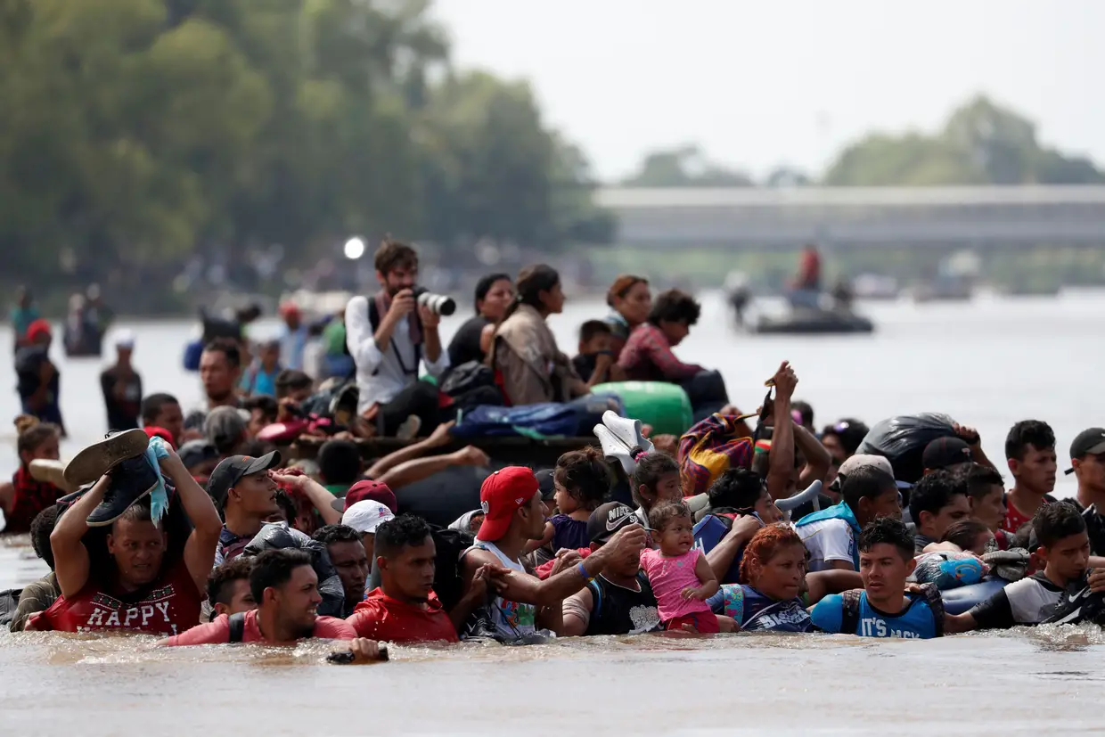 Perante a "Marcha de Migrantes" que partiu das Honduras, Trump já ameaçou fechar a fronteira entre os Estados Unidos e o México e decidiu avançar com cortes nas ajudas económicas a três países da América Central (Guatemala, Honduras e El Salvador), que, segundo o próprio, têm sido ineficazes a travar esta movimentação em massa de pessoas.