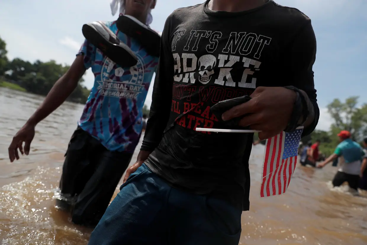 Partem com a roupa que trazem no corpo porque, para conseguirem galgar as várias fronteiras que os levam à América do Norte, nomeadamente aos Estados Unidos.