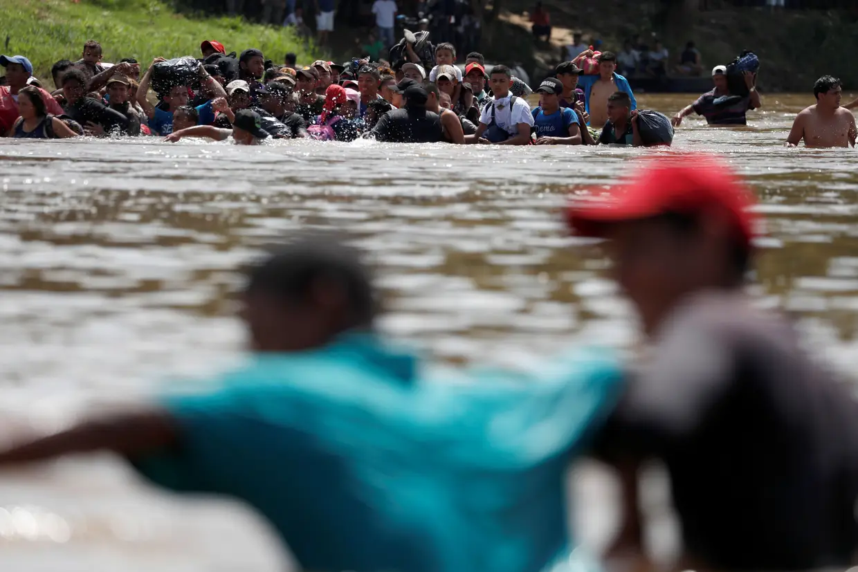 O drama dos refugiados agudiza-se à chegada ao rio fronteiriço Suchiate, em Tecun Uman, na Guatemala, que os separa da fronteira com o México para seguirem para os Estados Unidos