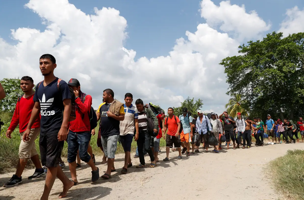 Os Estados Unidos vão mobilizar centenas de militares para reforçar a segurança na fronteira com o México, numa altura em que milhares de migrantes hondurenhos prosseguem uma marcha sem precedentes em direção ao território norte-americano