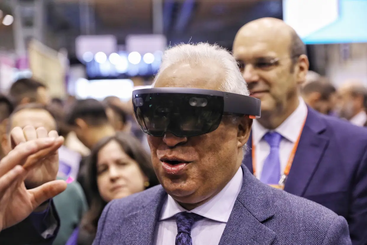 O primeiro-ministro, António Costa utiliza uns óculos de realidade virtual no decorrer do segundo dia da Web Summit, no Altice Arena, em Lisboa.