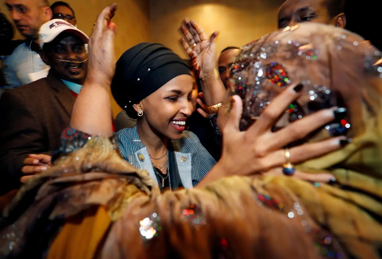 Fez-se História nas eleições intercalares dos EUA: foram eleitas para o Congresso mulheres nativo-americanas, muçulmanas (na fotografia, a somali Ilhan Omar), lusodescendentes e latinas. Mais de 100 mulheres foram eleitas contra 84 do mandato anterior. Um recorde batido pela primeira vez, 102 anos depois de a primeira mulher ter conquistado um assento no Congresso norte-americano.