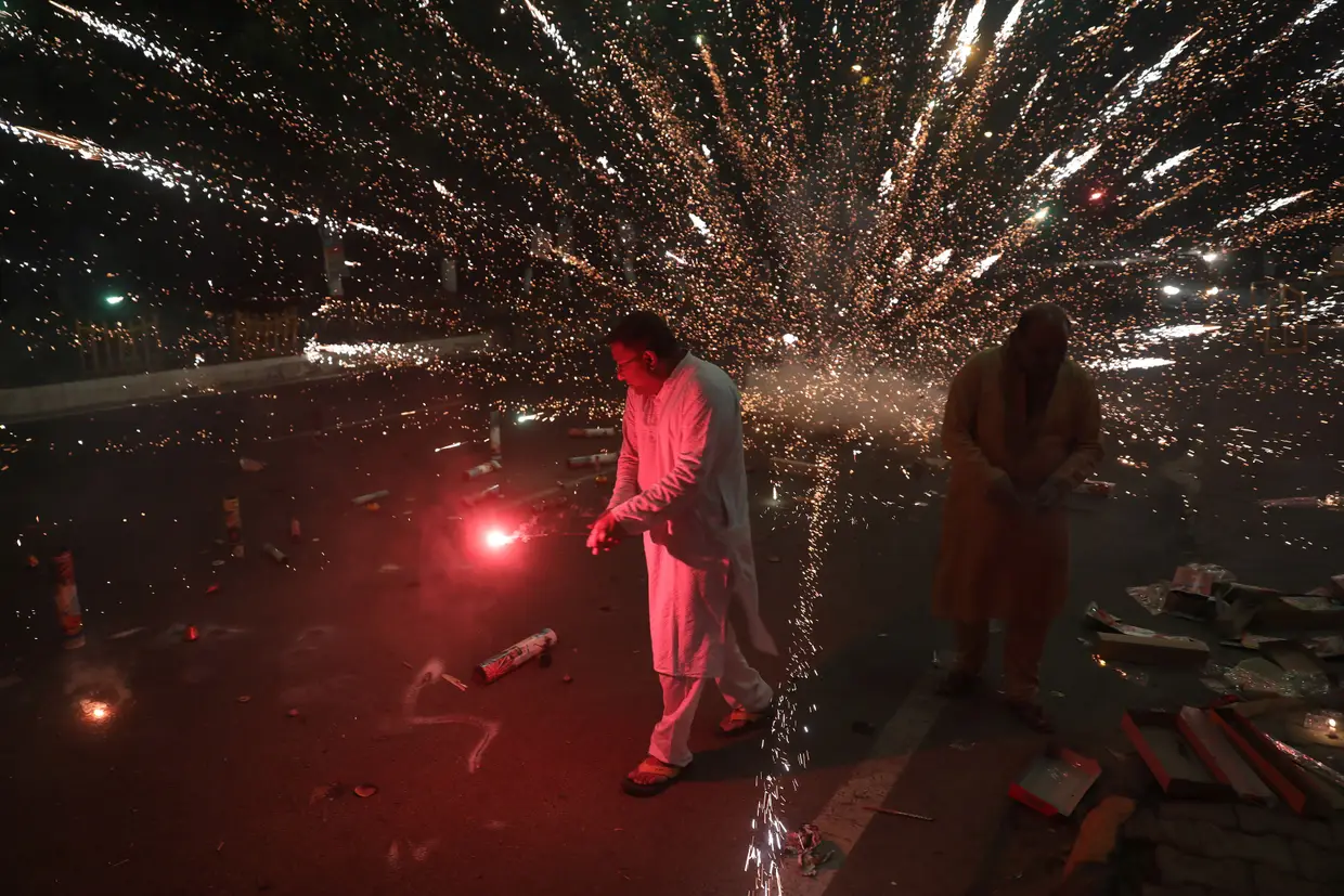 Os indianos têm o hábito de lançar toneladas de fogo-de-artifício durantes as festividades religiosas