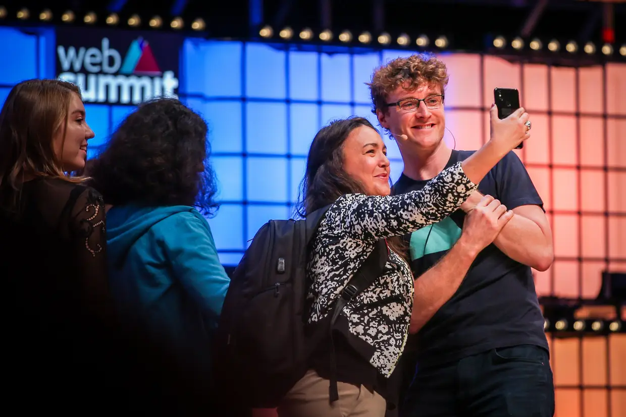 Pady Cosgrave tira uma selfie com uma visitante da Web Summit.
