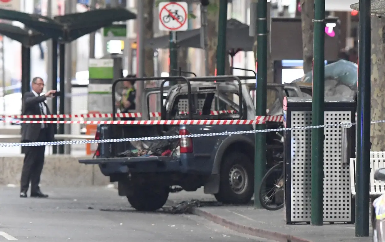 Um ataque com faca em plena rua em Melbourne fez esta sexta-feira um morto e dois feridos. O atacante foi atingido pela polícia e morreu no hospital.