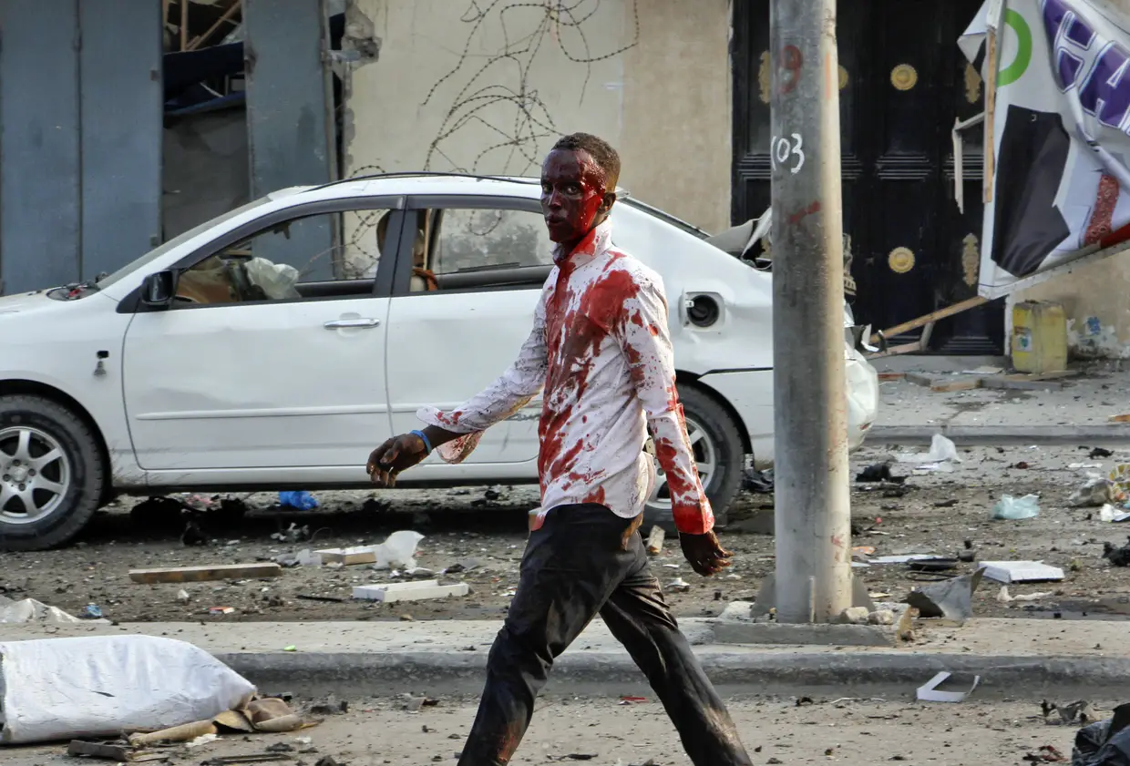 Pelo menos 17 pessoas morreram e dezenas ficaram feridas num atentado bombista suicida na capital da Somália. Um grupo extremista ligado à Al-Qaeda reivindicou o ataque.