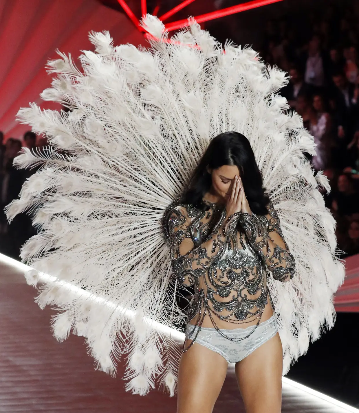 Este foi o último desfile da brasileira Adriana Lima pela Victoria's Secret. A modelo despediu-se em lágrimas.