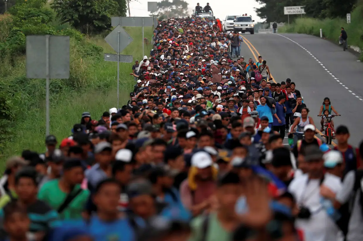 A caravana de milhares de migrantes da América Central está agora na Cidade do México. A maioria dos migrantes são das Honduras e partiram para os EUA a 13 de outubro. Terão de fazer 2.800 quilómetros até Tijuana, no noroeste do México, ou 1.000 quilómetros até à fronteira do Texas.