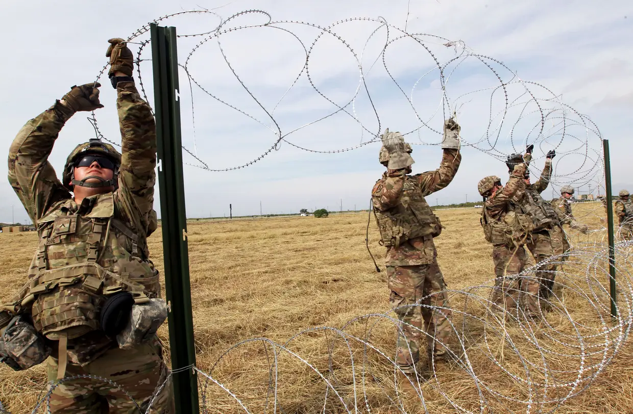 No Texas, os militares do Exército dos EUA colocam arame farpado na fronteira com o México. O Presidente Trump mandou reforçar a vigilância para impedir a entrada de imigrantes.