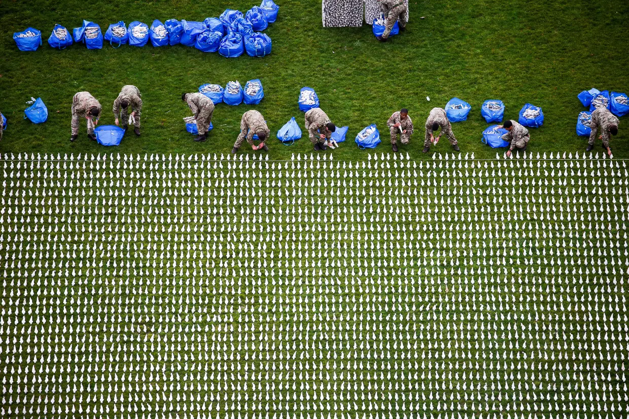 Voluntários preparam em Londres a obra "Shroud of the Somme - Mortalhas de Somme", uma série de 72.396 figuras envoltas em mortalhas em homenagem aos britânicos mortos na I Guerra Mundial.